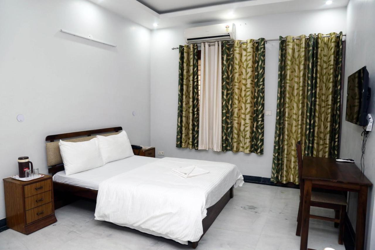 J P Residency Hotel Greater Noida Eksteriør billede