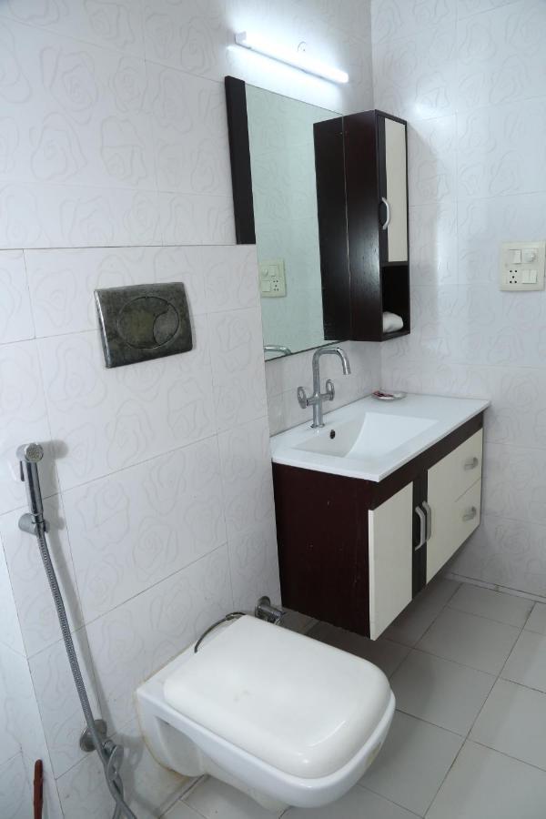 J P Residency Hotel Greater Noida Eksteriør billede