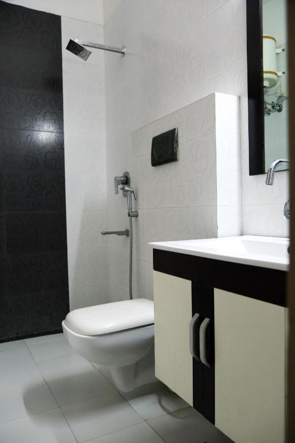 J P Residency Hotel Greater Noida Eksteriør billede
