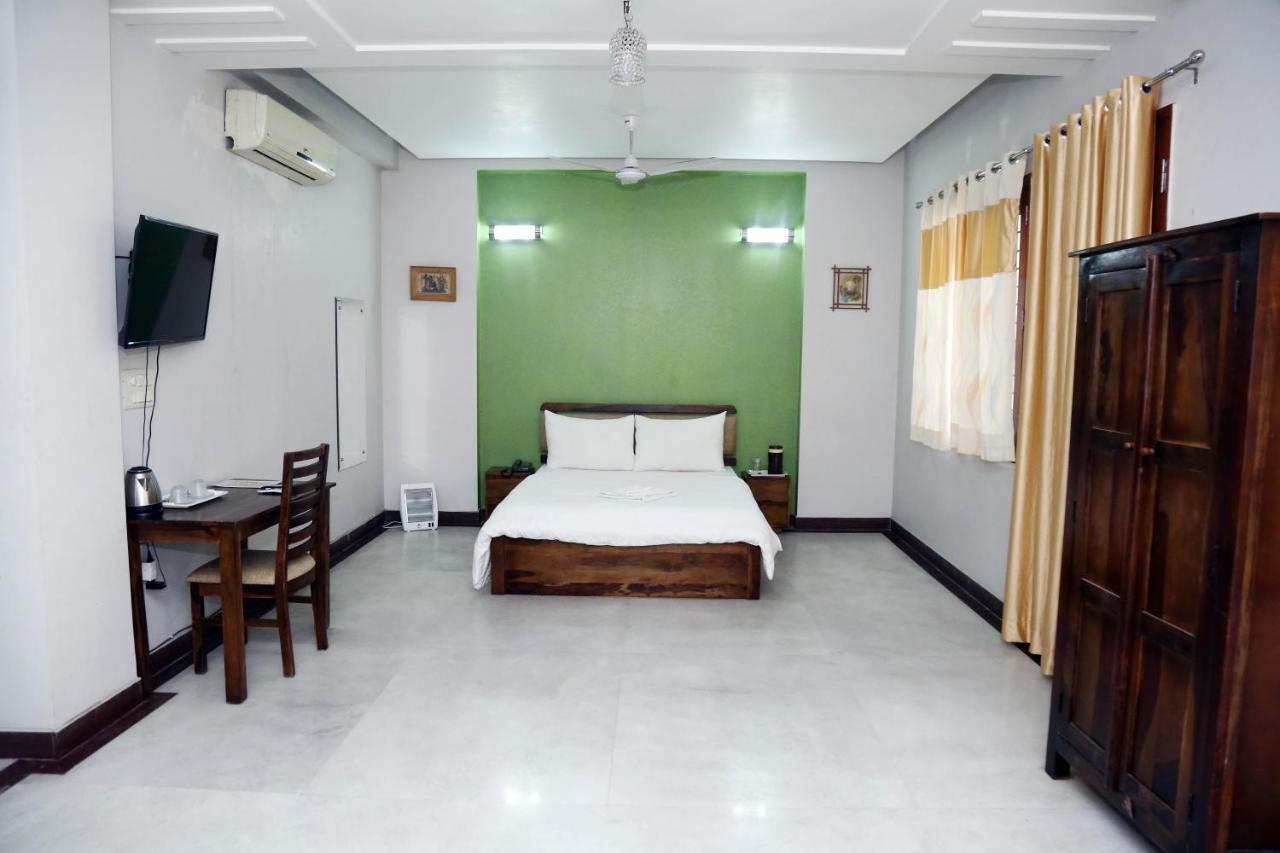 J P Residency Hotel Greater Noida Eksteriør billede